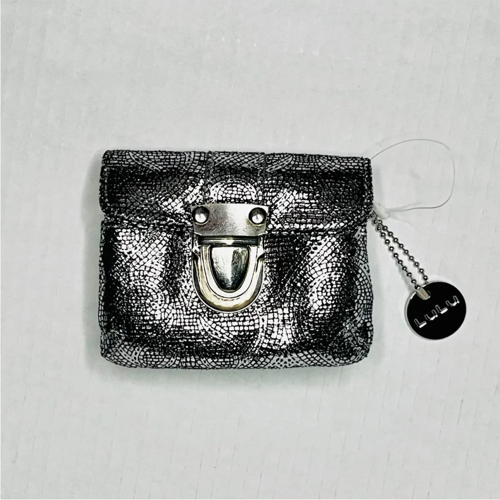 Lulu’s Metallic Wallet - Picture 4 of 13